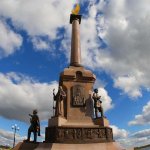 Памятник на Стрелке в Ярославле