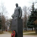 Памятник Толбухину Ярославле
